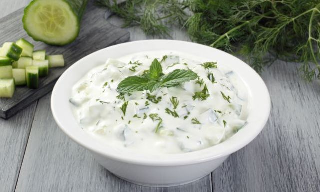طريقة عمل سلطة الخيار باللبن والثوم: