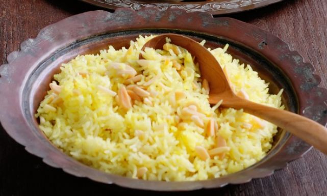 طريقة عمل أرز بسمتي بالكركم والهيل 