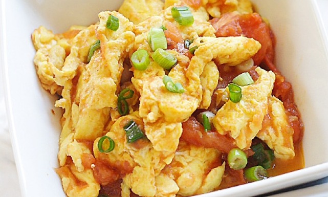 طريقة عمل سلطة البيض والبندورة