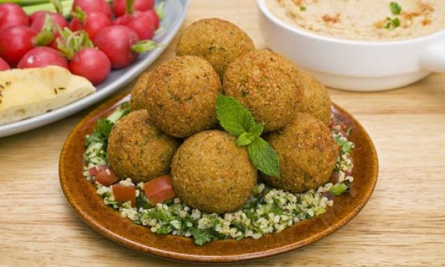 طريقة عمل الفلافل بالحمص والجوز: