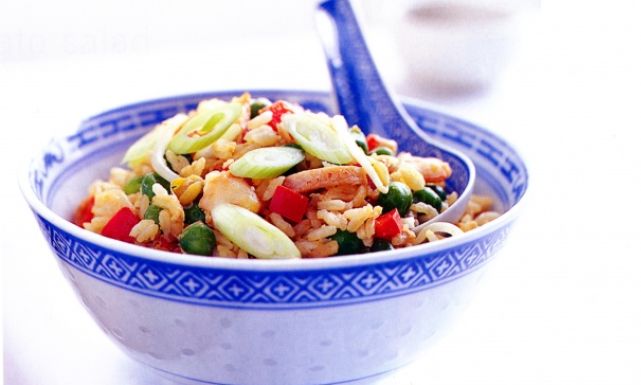 طريقة عمل الأرز المقلي بالبيض والروبيان