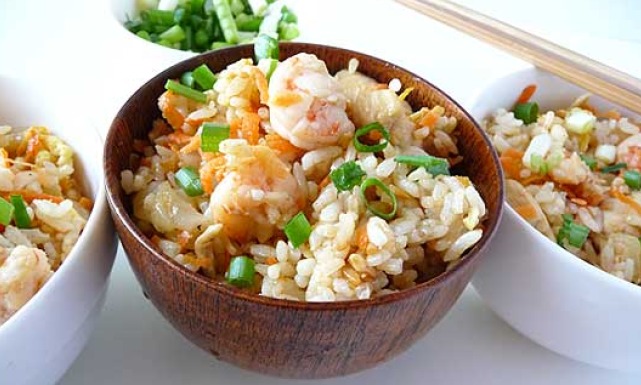 طريقة عمل الأرز المقلي بالبيض و الدجاج و الروبيان