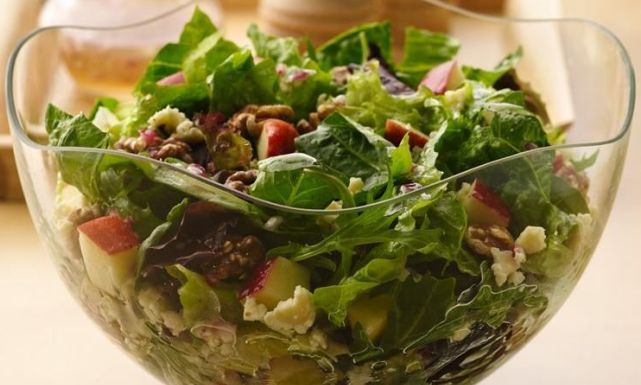 طريقة عمل سلطة خضراء بالتفاح والجوز 