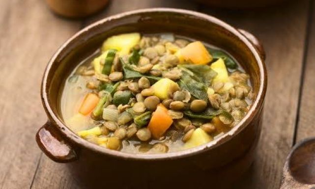 طريقة عمل شوربة العدس مع مكعبات البطاطس: