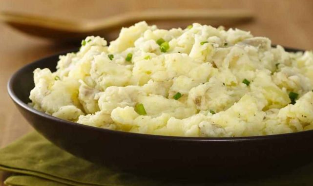 طريقة عمل البطاطس المهروسة الذهبية (mashed potatoes):