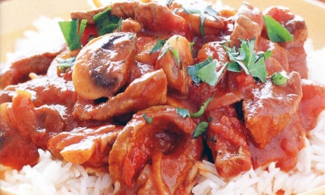 طريقة عمل شرائح اللحم مع البندورة والفطر	