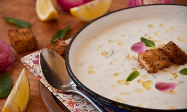 طريقة عمل شوربة اللبن الزبادي بالأرز التركية