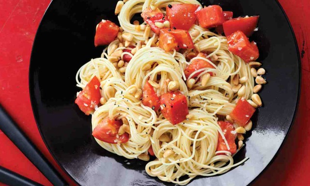 طريقة عمل مكرونة بالبندورة و الصنوبر 