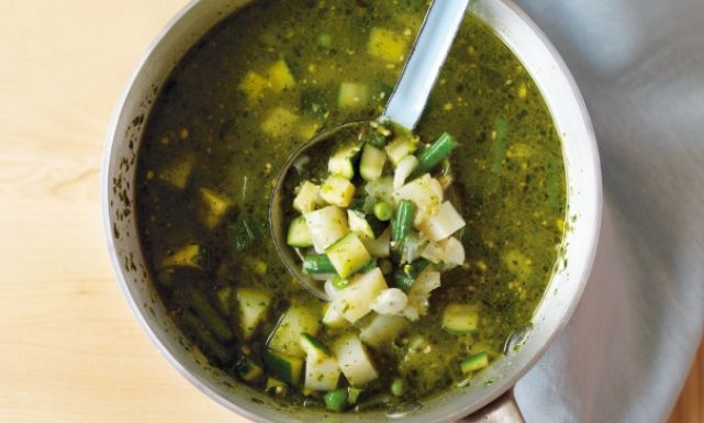 طريقة عمل شوربة خضار بصلصة البيستو