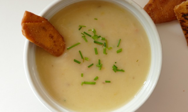 طريقة عمل شوربة البطاطس والجبنة والكريمة