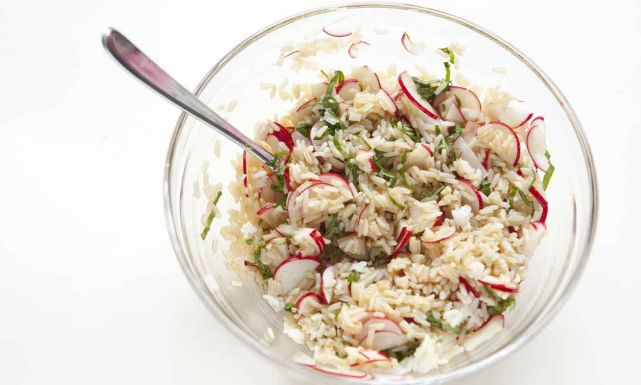 طريقة عمل سلطة الأرز بالكرفس والفجل