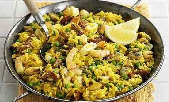 طريقة عمل أرز بالنقانق و البازلاء و فواكه البحر