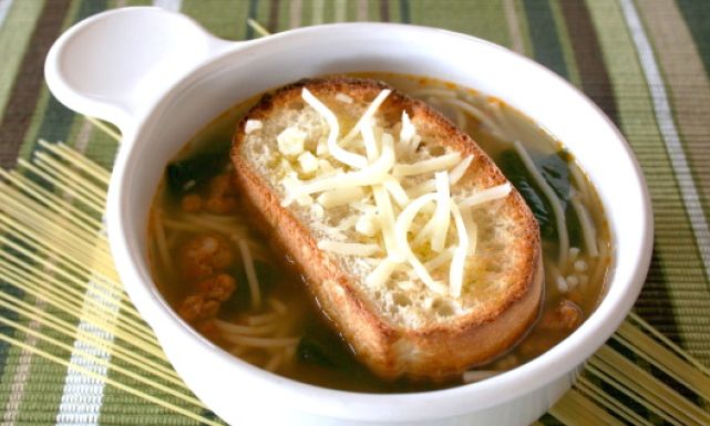 طريقة عمل شوربة النقانق والشعيرية 