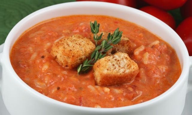 طريقة عمل شوربة الطماطم الأردنية بالأرز