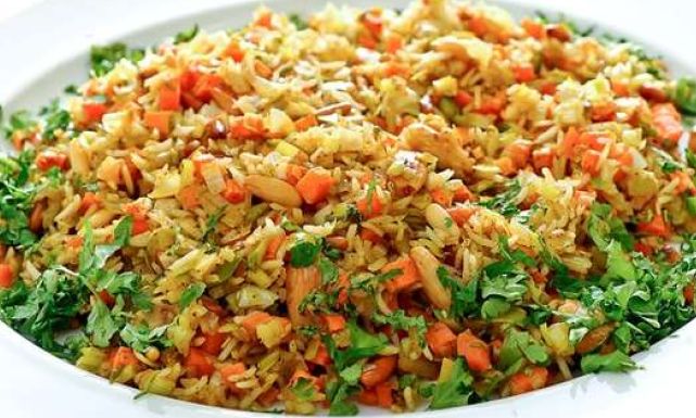 طريقة عمل أرز بالبصل والجزر والمكسرات