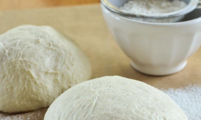 طريقة عمل عجينة البيتزا السهلة